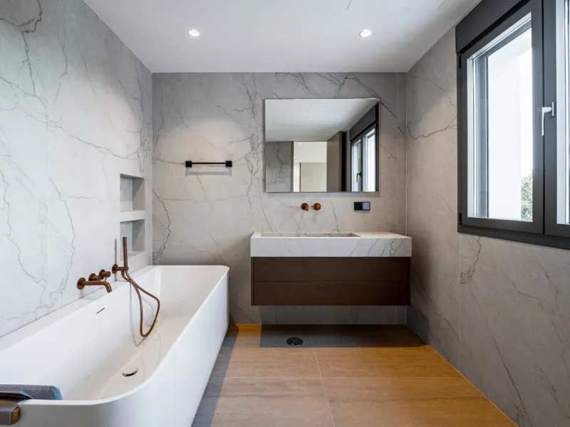 This incredible property is a fully renovated luxury family home in El Rosario, set on a 1,040 m² plot with 460 m² built. It offers four en-suite bedrooms including an exceptional master suite with a walk-in wardrobe. The master suite includes his and her