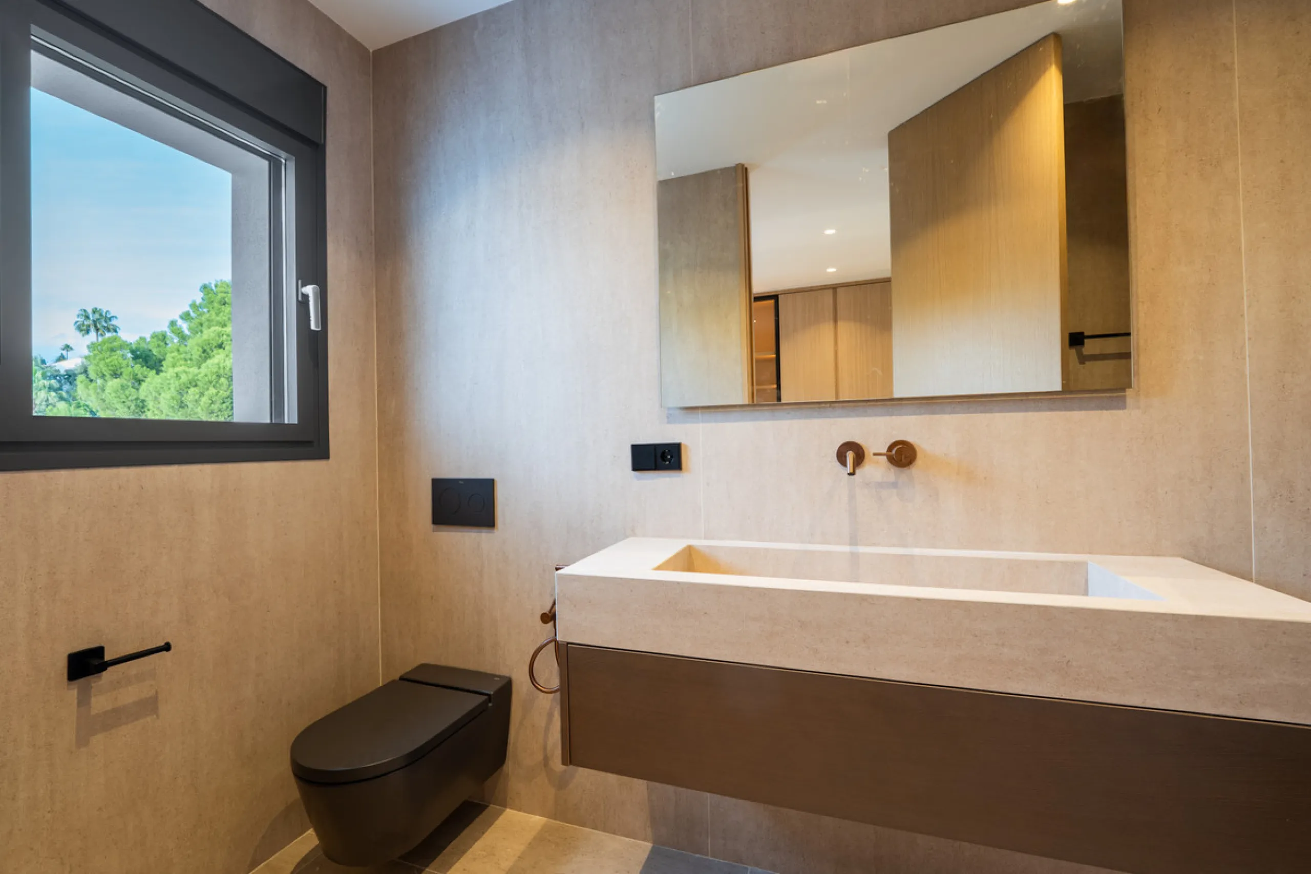 This incredible property is a fully renovated luxury family home in El Rosario, set on a 1,040 m² plot with 460 m² built. It offers four en-suite bedrooms including an exceptional master suite with a walk-in wardrobe. The master suite includes his and her