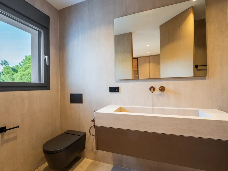 This incredible property is a fully renovated luxury family home in El Rosario, set on a 1,040 m² plot with 460 m² built. It offers four en-suite bedrooms including an exceptional master suite with a walk-in wardrobe. The master suite includes his and her