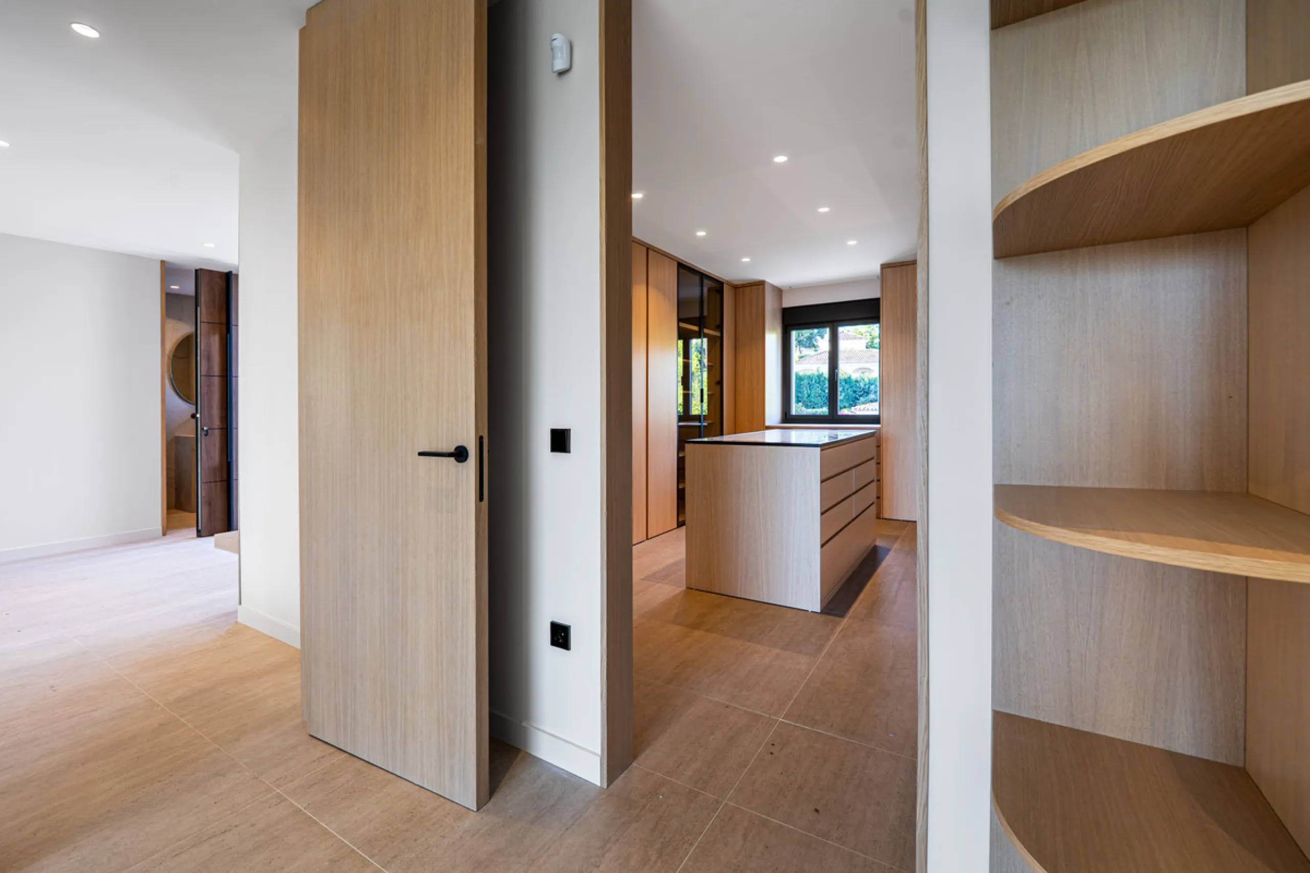 This incredible property is a fully renovated luxury family home in El Rosario, set on a 1,040 m² plot with 460 m² built. It offers four en-suite bedrooms including an exceptional master suite with a walk-in wardrobe. The master suite includes his and her