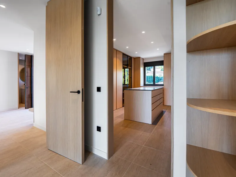 This incredible property is a fully renovated luxury family home in El Rosario, set on a 1,040 m² plot with 460 m² built. It offers four en-suite bedrooms including an exceptional master suite with a walk-in wardrobe. The master suite includes his and her