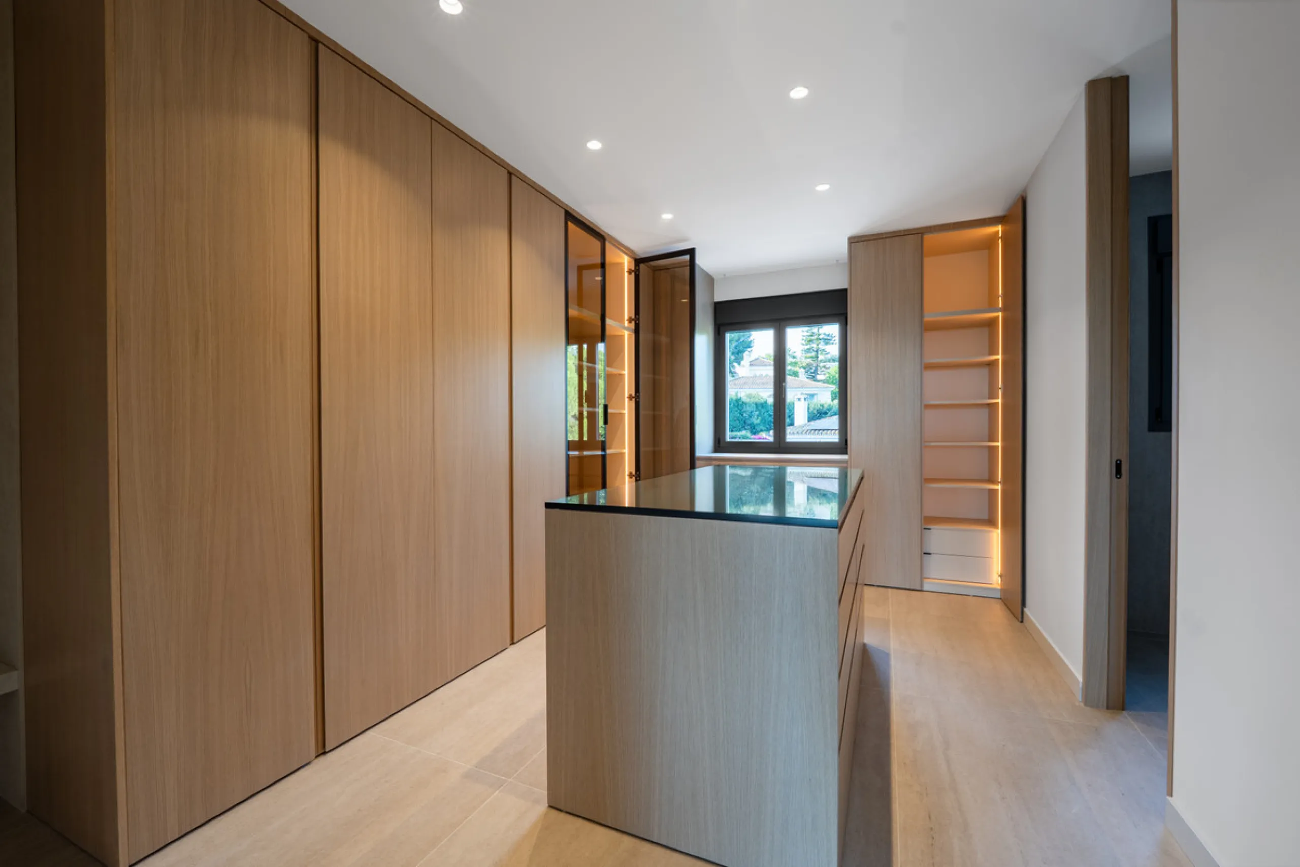 This incredible property is a fully renovated luxury family home in El Rosario, set on a 1,040 m² plot with 460 m² built. It offers four en-suite bedrooms including an exceptional master suite with a walk-in wardrobe. The master suite includes his and her