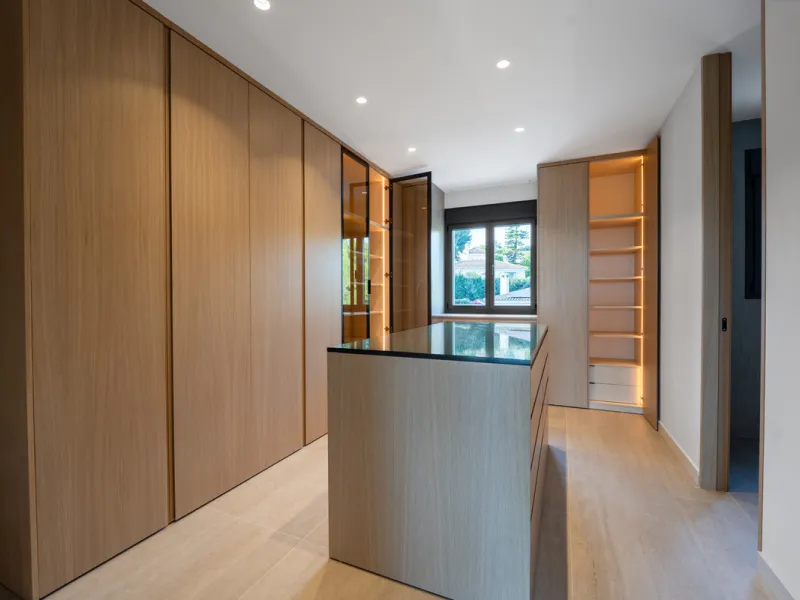 This incredible property is a fully renovated luxury family home in El Rosario, set on a 1,040 m² plot with 460 m² built. It offers four en-suite bedrooms including an exceptional master suite with a walk-in wardrobe. The master suite includes his and her