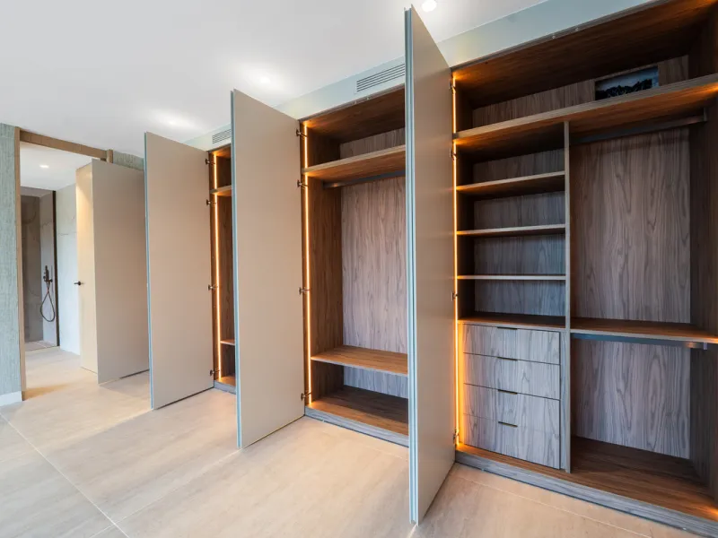 This incredible property is a fully renovated luxury family home in El Rosario, set on a 1,040 m² plot with 460 m² built. It offers four en-suite bedrooms including an exceptional master suite with a walk-in wardrobe. The master suite includes his and her