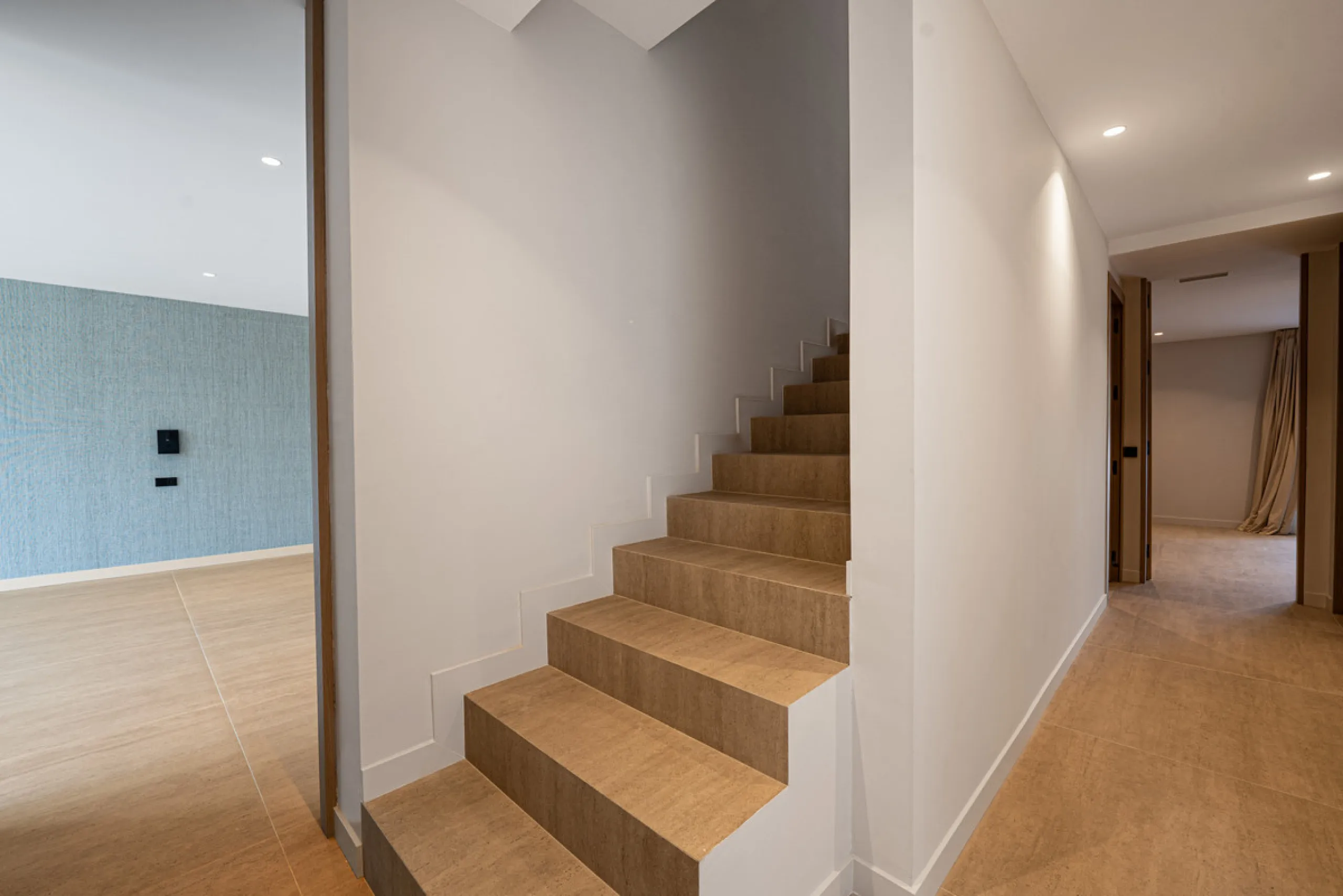 This incredible property is a fully renovated luxury family home in El Rosario, set on a 1,040 m² plot with 460 m² built. It offers four en-suite bedrooms including an exceptional master suite with a walk-in wardrobe. The master suite includes his and her