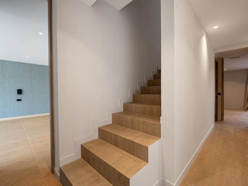 This incredible property is a fully renovated luxury family home in El Rosario, set on a 1,040 m² plot with 460 m² built. It offers four en-suite bedrooms including an exceptional master suite with a walk-in wardrobe. The master suite includes his and her
