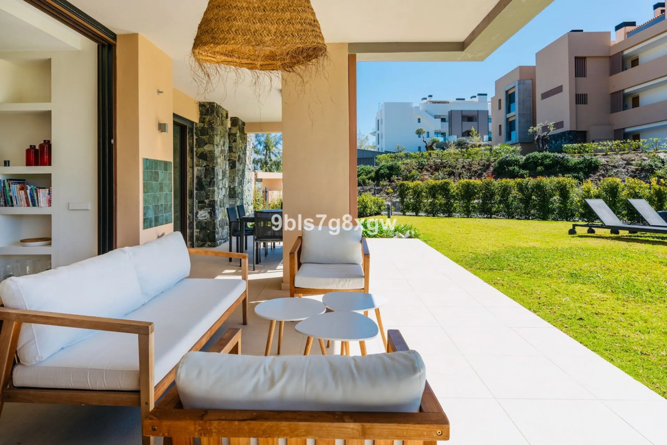 Apartment - Ground Floor Apartment в продаже в Benahavís, Málaga. В доме 3 спален и 3 ванных комнат. Площадь дома 135 м². Площадь участка 393 м²