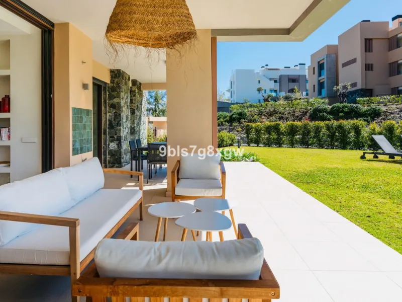 Apartment - Ground Floor Apartment в продаже в Benahavís, Málaga. В доме 3 спален и 3 ванных комнат. Площадь дома 135 м². Площадь участка 393 м²