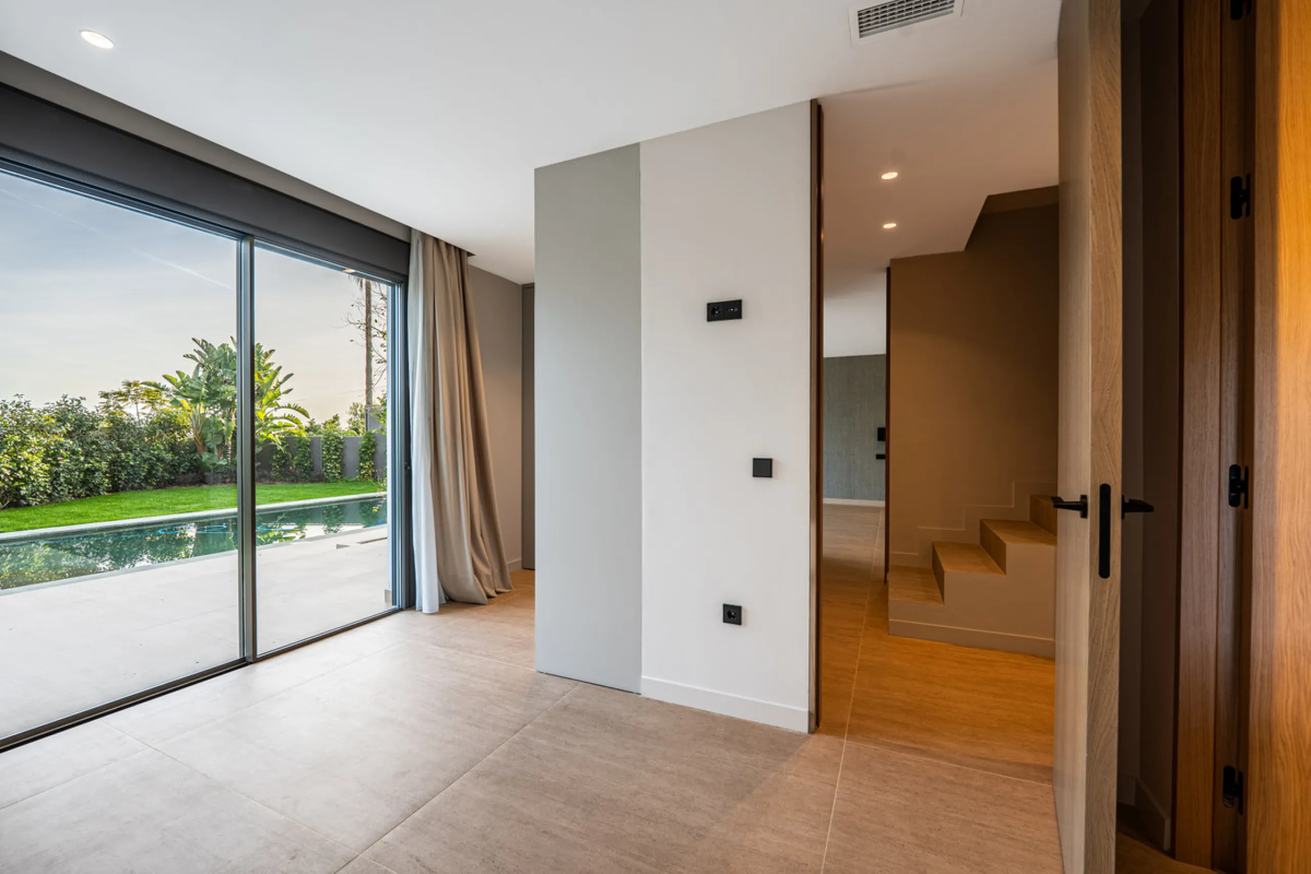 This incredible property is a fully renovated luxury family home in El Rosario, set on a 1,040 m² plot with 460 m² built. It offers four en-suite bedrooms including an exceptional master suite with a walk-in wardrobe. The master suite includes his and her