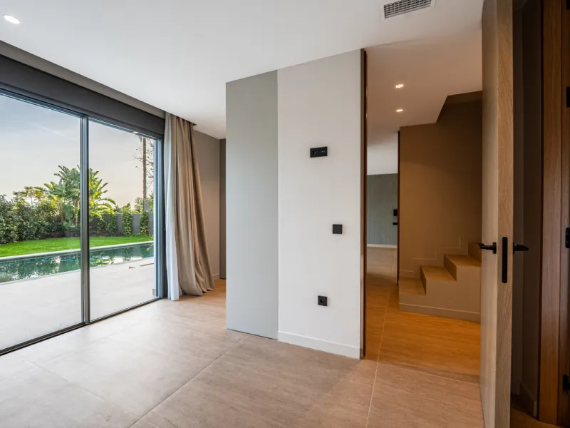 This incredible property is a fully renovated luxury family home in El Rosario, set on a 1,040 m² plot with 460 m² built. It offers four en-suite bedrooms including an exceptional master suite with a walk-in wardrobe. The master suite includes his and her