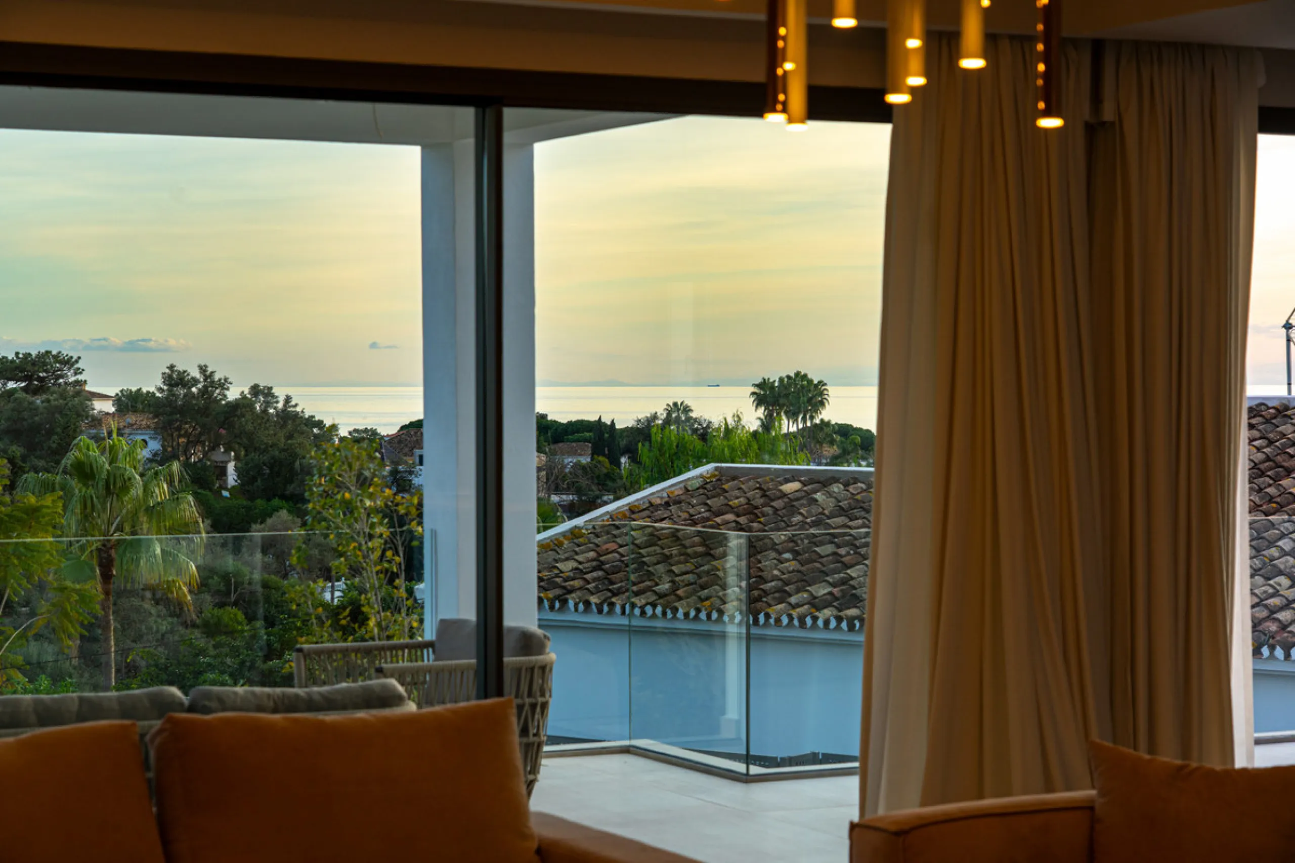 This incredible property is a fully renovated luxury family home in El Rosario, set on a 1,040 m² plot with 460 m² built. It offers four en-suite bedrooms including an exceptional master suite with a walk-in wardrobe. The master suite includes his and her