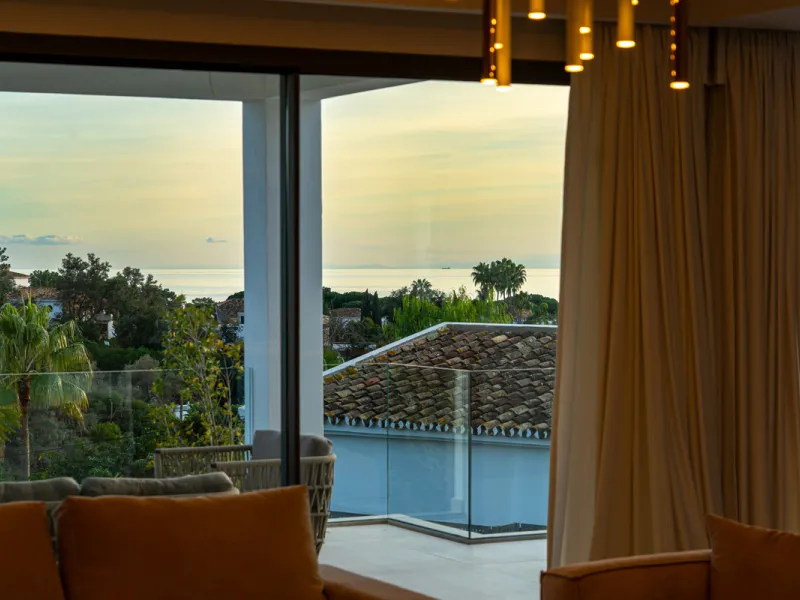 This incredible property is a fully renovated luxury family home in El Rosario, set on a 1,040 m² plot with 460 m² built. It offers four en-suite bedrooms including an exceptional master suite with a walk-in wardrobe. The master suite includes his and her