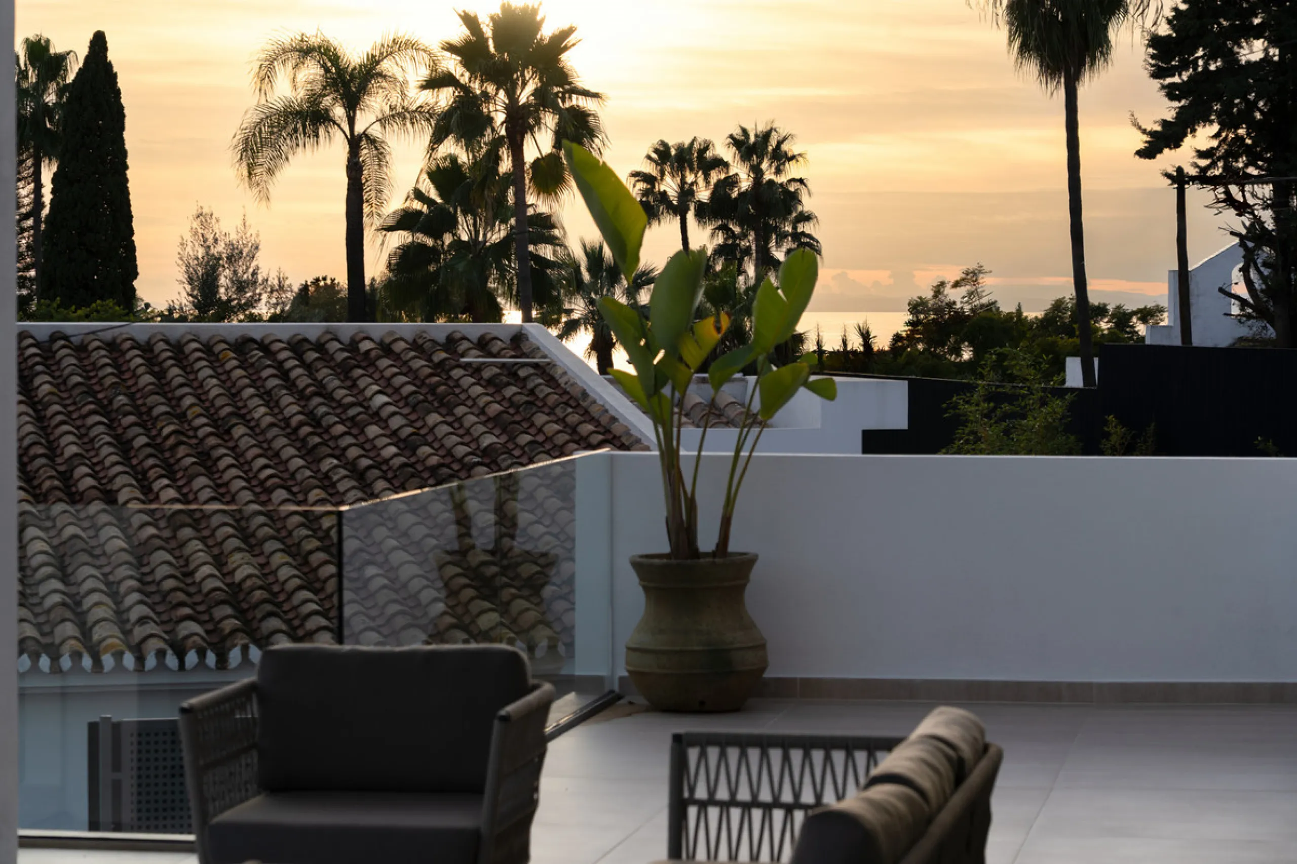 This incredible property is a fully renovated luxury family home in El Rosario, set on a 1,040 m² plot with 460 m² built. It offers four en-suite bedrooms including an exceptional master suite with a walk-in wardrobe. The master suite includes his and her