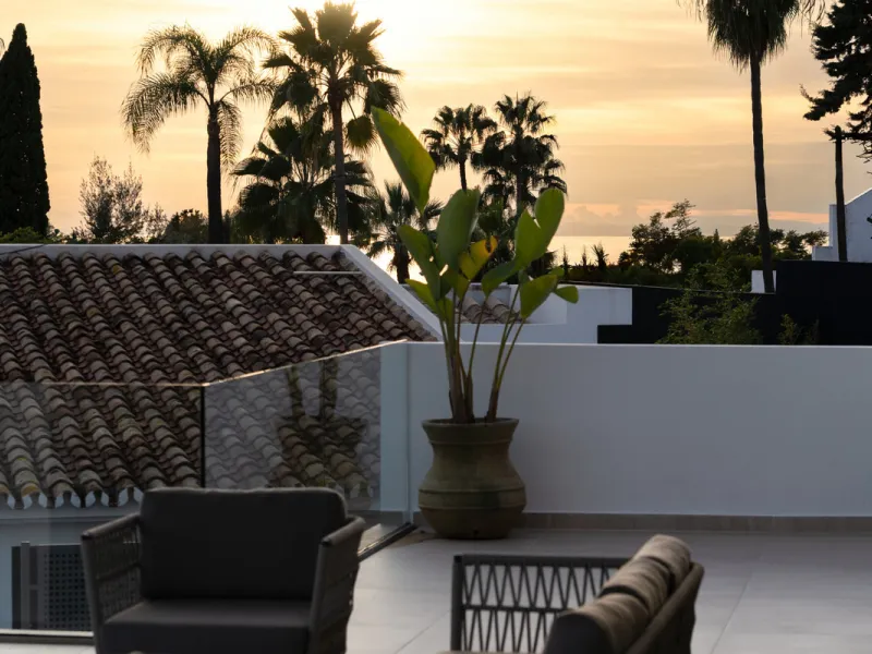 This incredible property is a fully renovated luxury family home in El Rosario, set on a 1,040 m² plot with 460 m² built. It offers four en-suite bedrooms including an exceptional master suite with a walk-in wardrobe. The master suite includes his and her