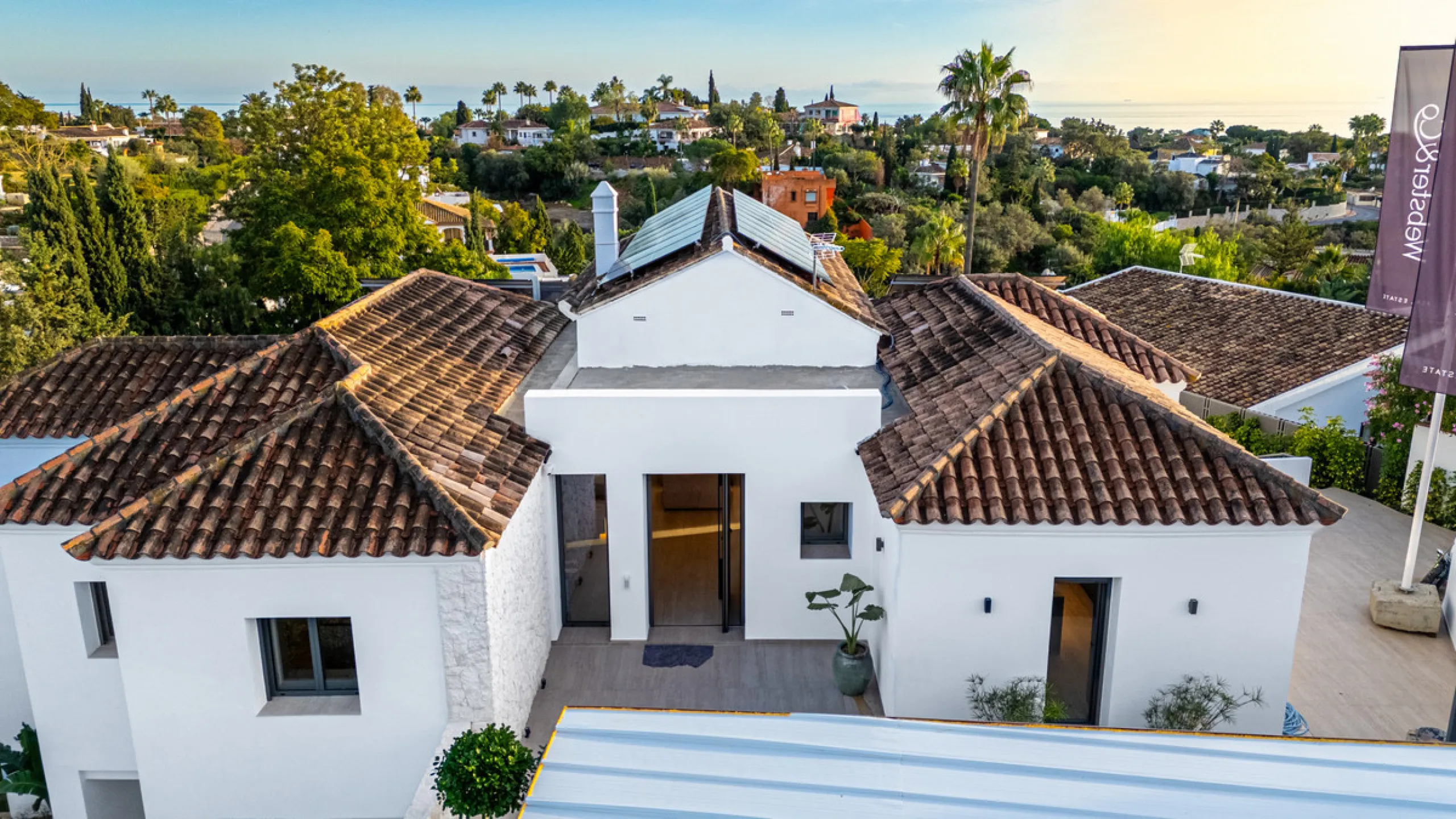 This incredible property is a fully renovated luxury family home in El Rosario, set on a 1,040 m² plot with 460 m² built. It offers four en-suite bedrooms including an exceptional master suite with a walk-in wardrobe. The master suite includes his and her