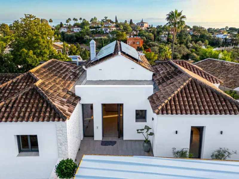 This incredible property is a fully renovated luxury family home in El Rosario, set on a 1,040 m² plot with 460 m² built. It offers four en-suite bedrooms including an exceptional master suite with a walk-in wardrobe. The master suite includes his and her
