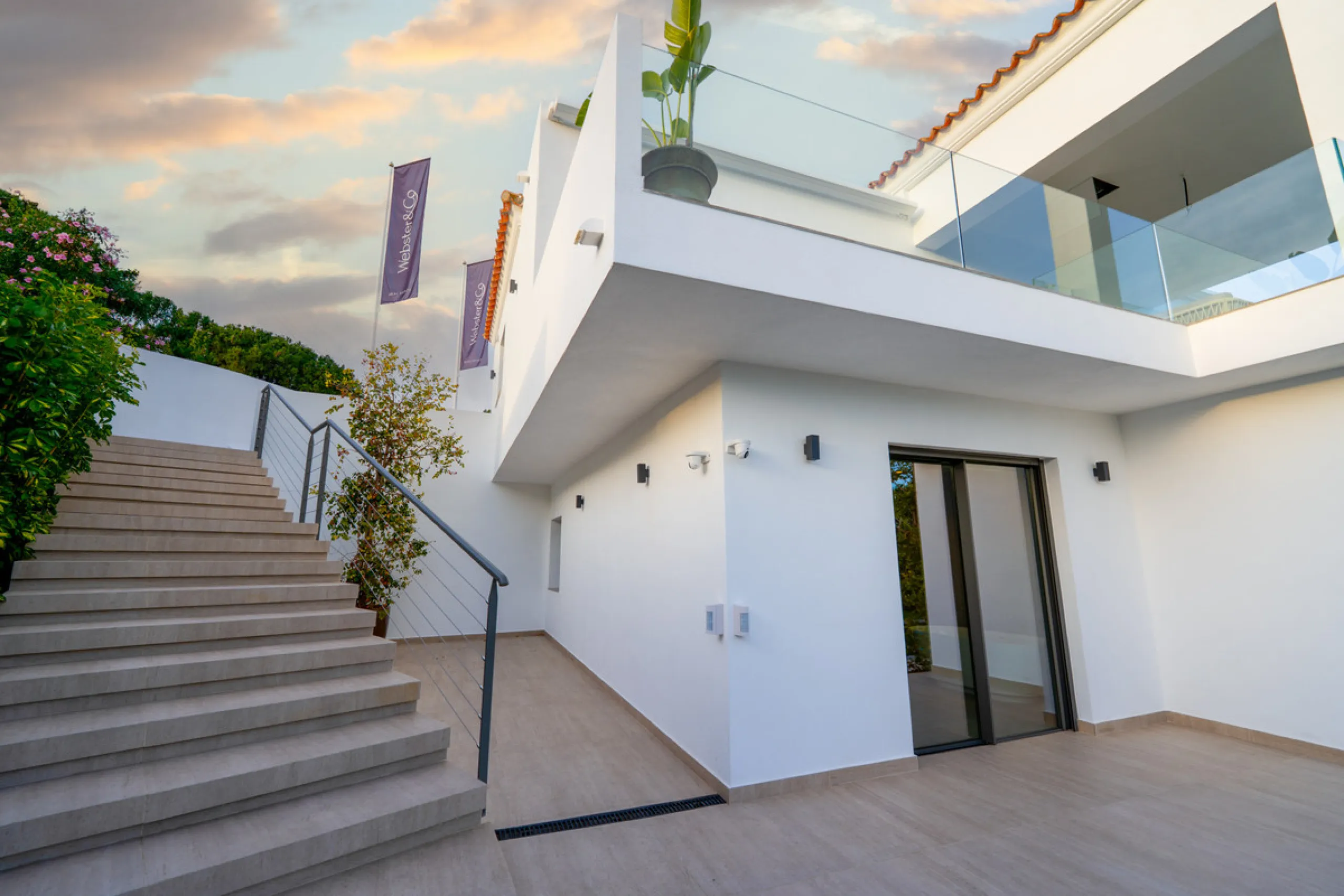 This incredible property is a fully renovated luxury family home in El Rosario, set on a 1,040 m² plot with 460 m² built. It offers four en-suite bedrooms including an exceptional master suite with a walk-in wardrobe. The master suite includes his and her