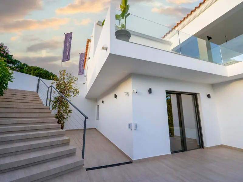 This incredible property is a fully renovated luxury family home in El Rosario, set on a 1,040 m² plot with 460 m² built. It offers four en-suite bedrooms including an exceptional master suite with a walk-in wardrobe. The master suite includes his and her