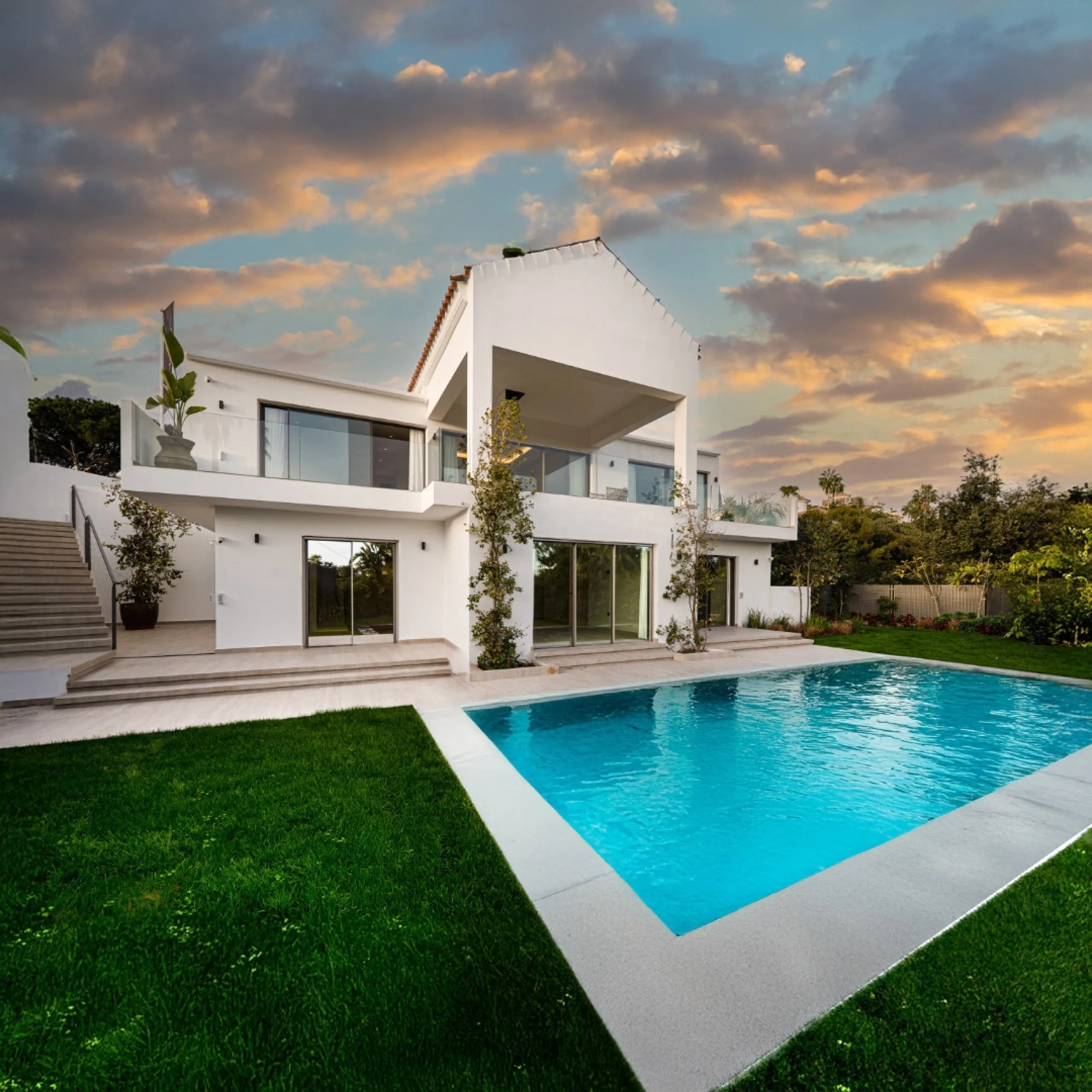 This incredible property is a fully renovated luxury family home in El Rosario, set on a 1,040 m² plot with 460 m² built. It offers four en-suite bedrooms including an exceptional master suite with a walk-in wardrobe. The master suite includes his and her