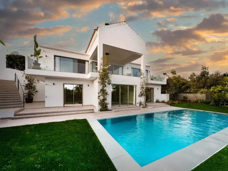 This incredible property is a fully renovated luxury family home in El Rosario, set on a 1,040 m² plot with 460 m² built. It offers four en-suite bedrooms including an exceptional master suite with a walk-in wardrobe. The master suite includes his and her