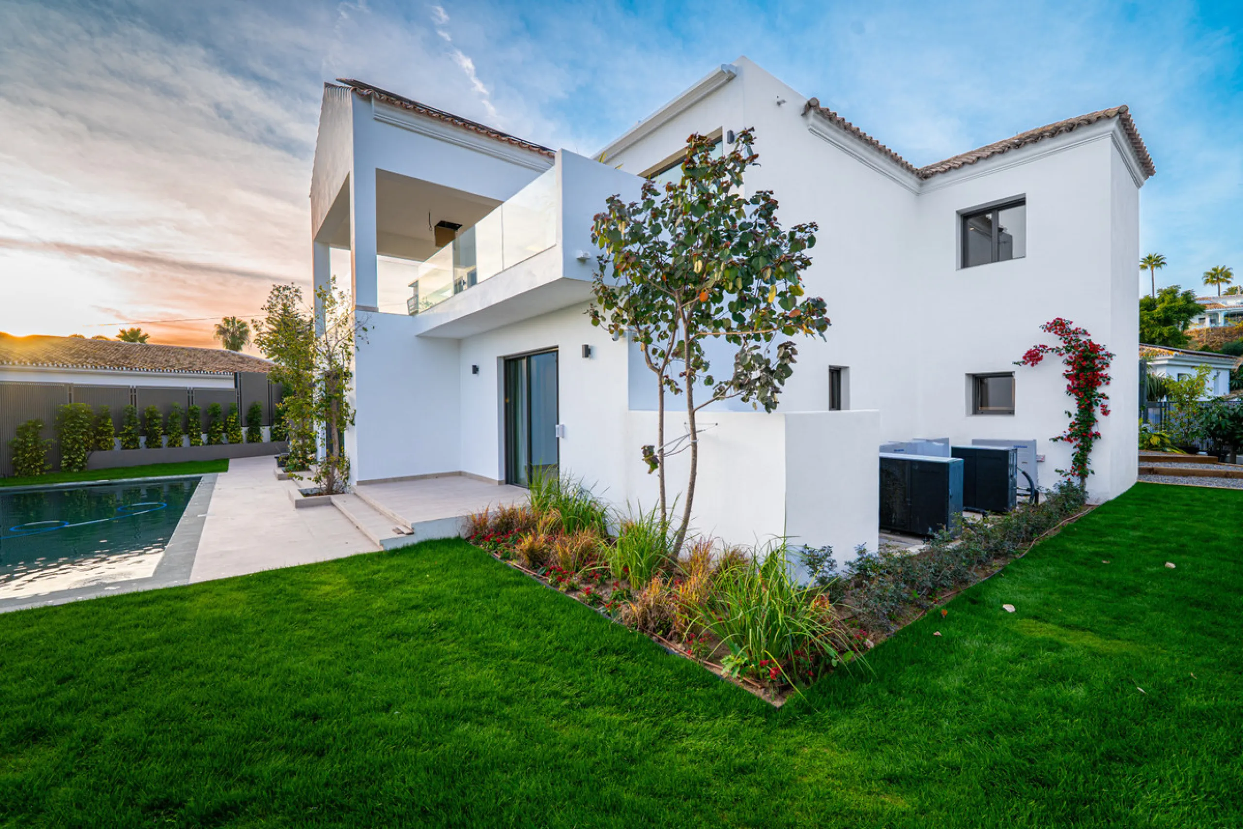 This incredible property is a fully renovated luxury family home in El Rosario, set on a 1,040 m² plot with 460 m² built. It offers four en-suite bedrooms including an exceptional master suite with a walk-in wardrobe. The master suite includes his and her