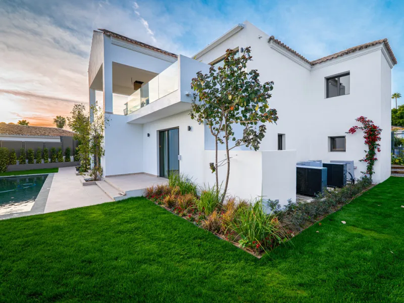 This incredible property is a fully renovated luxury family home in El Rosario, set on a 1,040 m² plot with 460 m² built. It offers four en-suite bedrooms including an exceptional master suite with a walk-in wardrobe. The master suite includes his and her