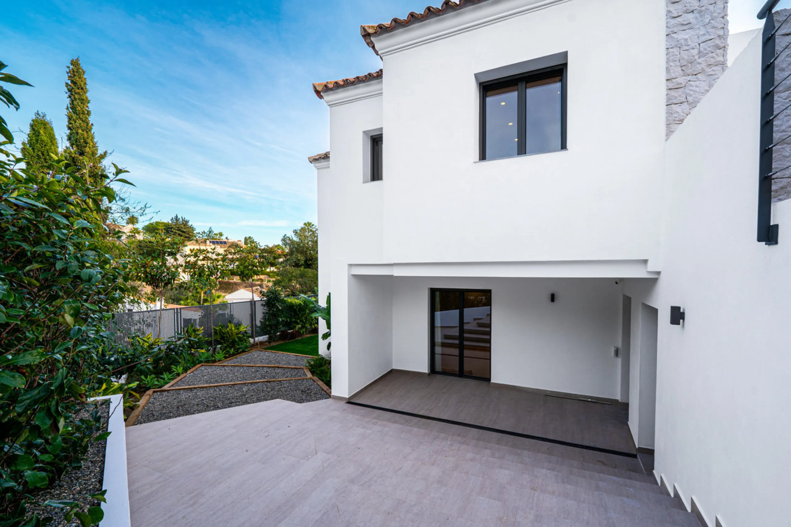 This incredible property is a fully renovated luxury family home in El Rosario, set on a 1,040 m² plot with 460 m² built. It offers four en-suite bedrooms including an exceptional master suite with a walk-in wardrobe. The master suite includes his and her
