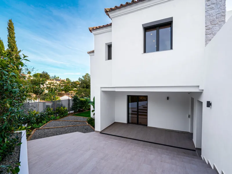 This incredible property is a fully renovated luxury family home in El Rosario, set on a 1,040 m² plot with 460 m² built. It offers four en-suite bedrooms including an exceptional master suite with a walk-in wardrobe. The master suite includes his and her