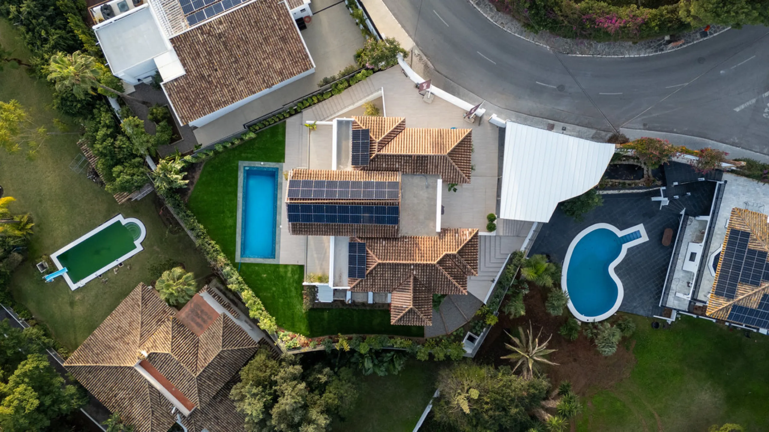 This incredible property is a fully renovated luxury family home in El Rosario, set on a 1,040 m² plot with 460 m² built. It offers four en-suite bedrooms including an exceptional master suite with a walk-in wardrobe. The master suite includes his and her