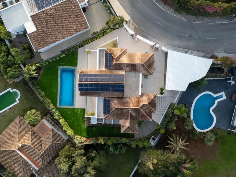 This incredible property is a fully renovated luxury family home in El Rosario, set on a 1,040 m² plot with 460 m² built. It offers four en-suite bedrooms including an exceptional master suite with a walk-in wardrobe. The master suite includes his and her