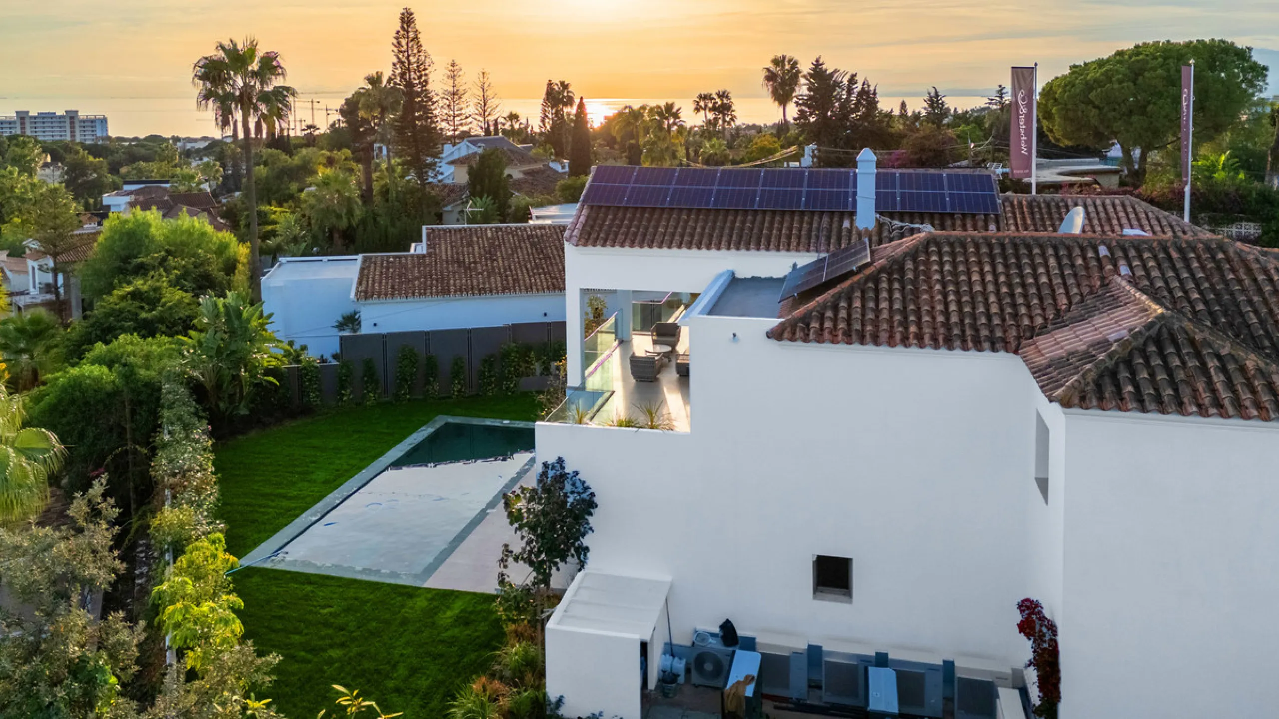 This incredible property is a fully renovated luxury family home in El Rosario, set on a 1,040 m² plot with 460 m² built. It offers four en-suite bedrooms including an exceptional master suite with a walk-in wardrobe. The master suite includes his and her