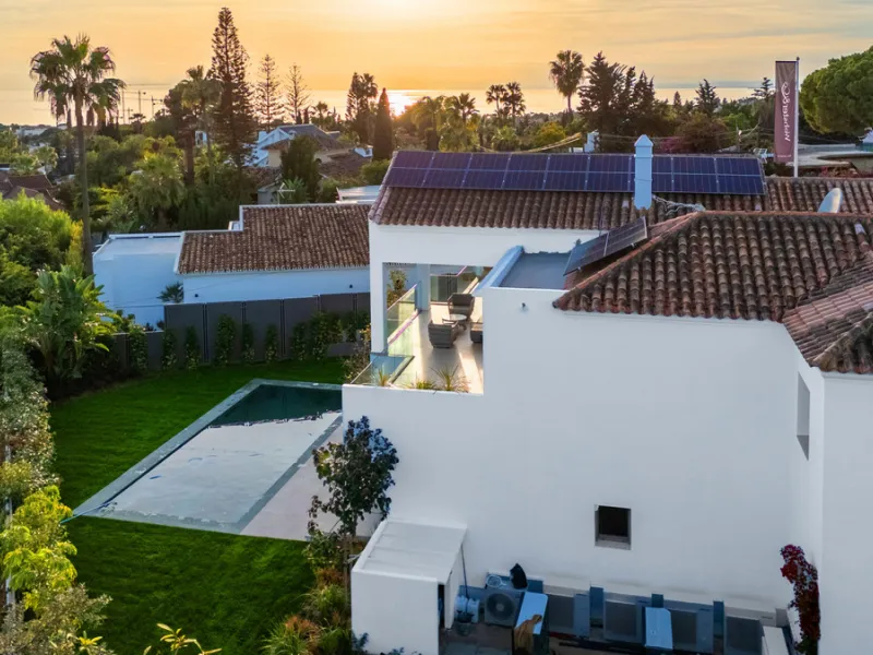 This incredible property is a fully renovated luxury family home in El Rosario, set on a 1,040 m² plot with 460 m² built. It offers four en-suite bedrooms including an exceptional master suite with a walk-in wardrobe. The master suite includes his and her