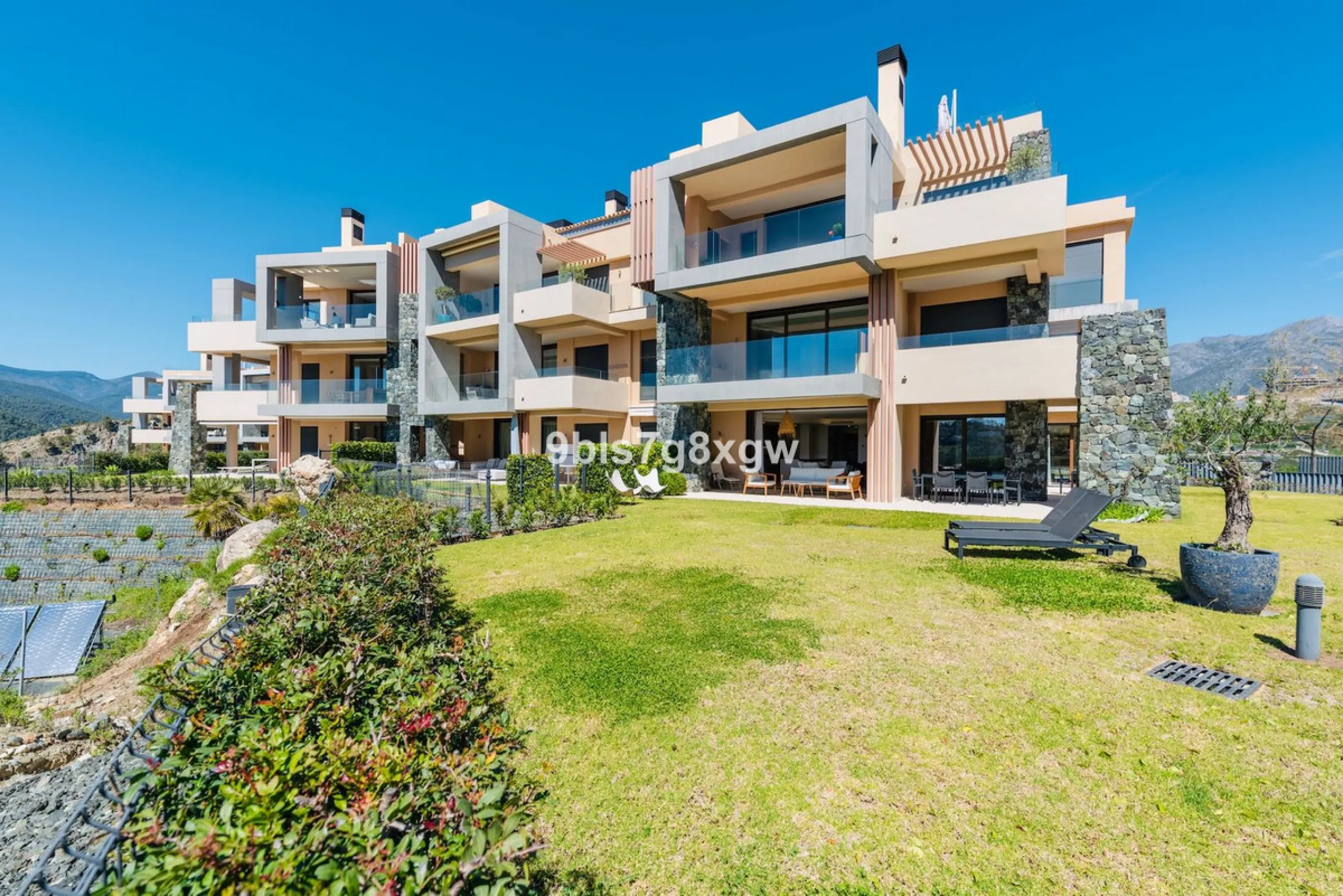 Apartment - Ground Floor Apartment в продаже в Benahavís, Málaga. В доме 3 спален и 3 ванных комнат. Площадь дома 135 м². Площадь участка 393 м²
