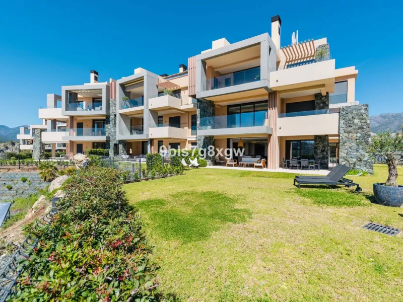 Apartment - Ground Floor Apartment в продаже в Benahavís, Málaga. В доме 3 спален и 3 ванных комнат. Площадь дома 135 м². Площадь участка 393 м²