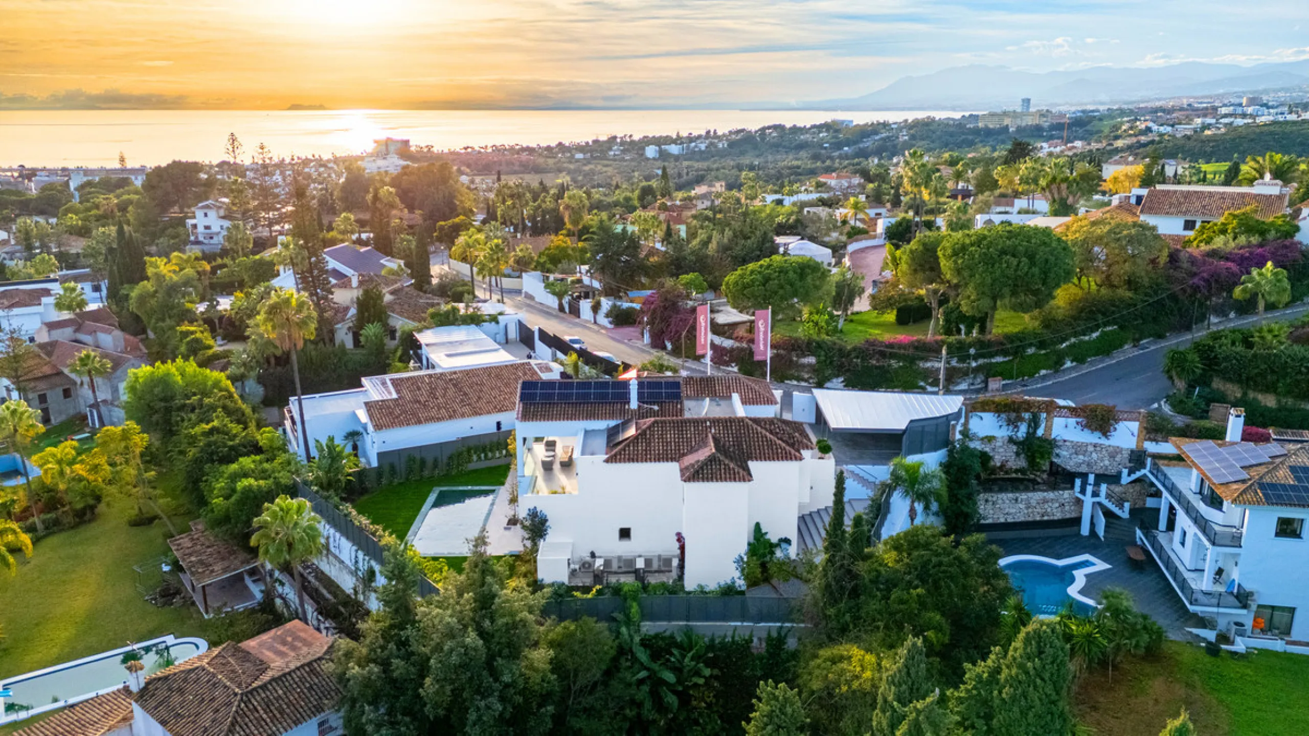 This incredible property is a fully renovated luxury family home in El Rosario, set on a 1,040 m² plot with 460 m² built. It offers four en-suite bedrooms including an exceptional master suite with a walk-in wardrobe. The master suite includes his and her