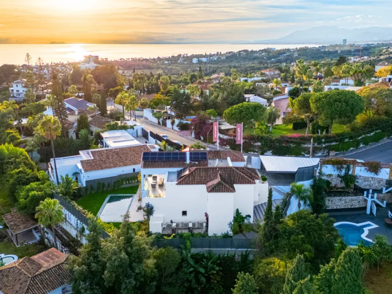 This incredible property is a fully renovated luxury family home in El Rosario, set on a 1,040 m² plot with 460 m² built. It offers four en-suite bedrooms including an exceptional master suite with a walk-in wardrobe. The master suite includes his and her