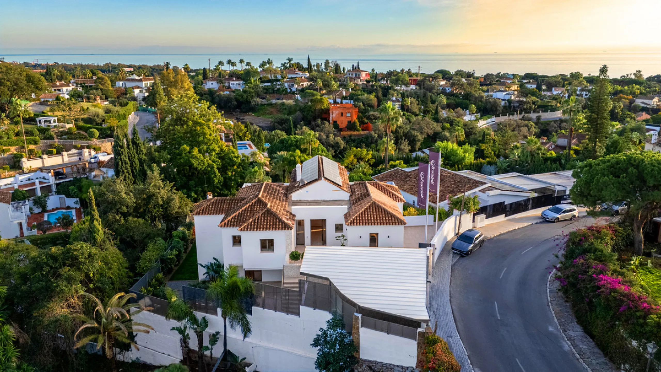 This incredible property is a fully renovated luxury family home in El Rosario, set on a 1,040 m² plot with 460 m² built. It offers four en-suite bedrooms including an exceptional master suite with a walk-in wardrobe. The master suite includes his and her