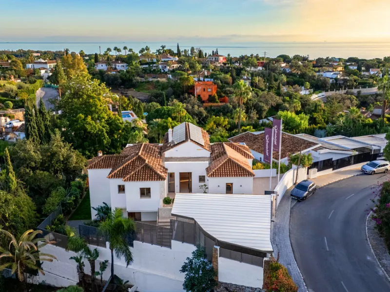 This incredible property is a fully renovated luxury family home in El Rosario, set on a 1,040 m² plot with 460 m² built. It offers four en-suite bedrooms including an exceptional master suite with a walk-in wardrobe. The master suite includes his and her