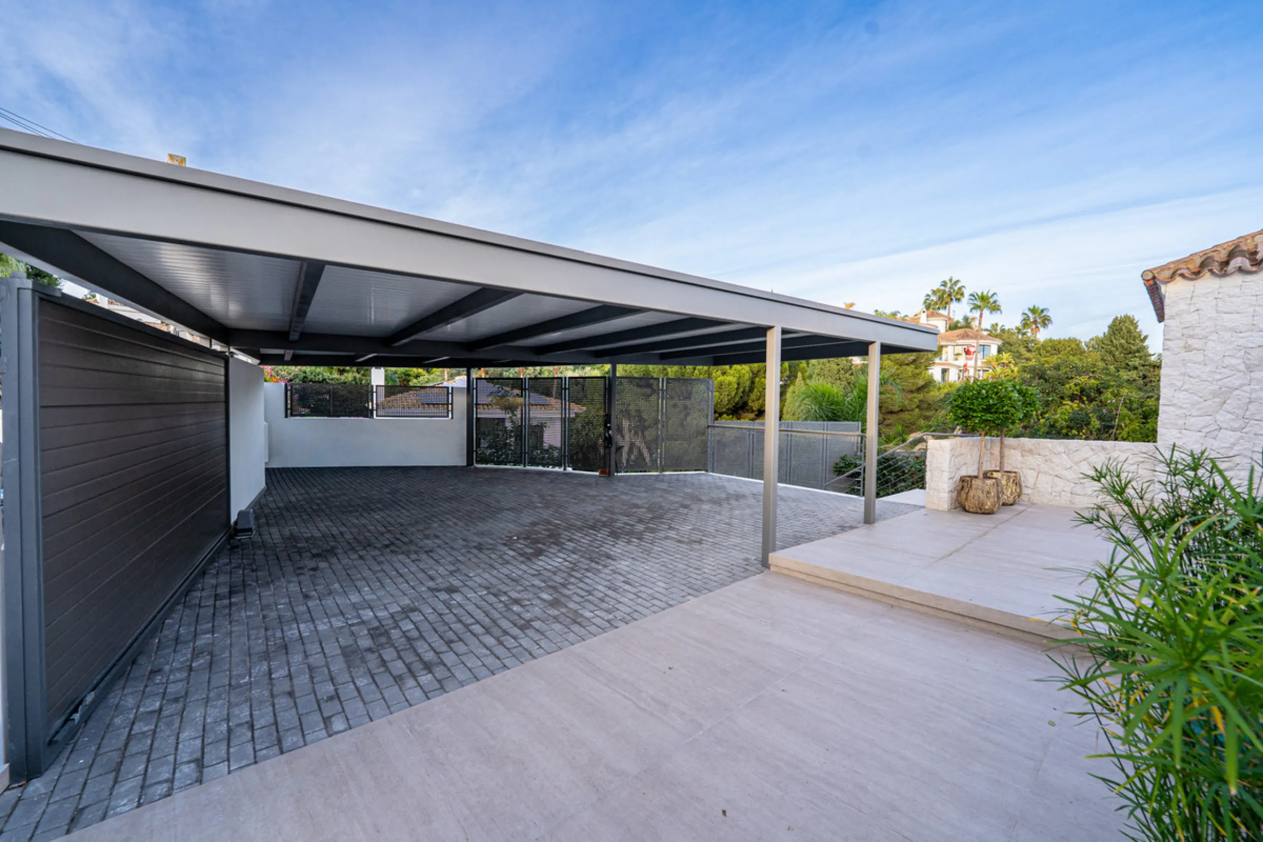 This incredible property is a fully renovated luxury family home in El Rosario, set on a 1,040 m² plot with 460 m² built. It offers four en-suite bedrooms including an exceptional master suite with a walk-in wardrobe. The master suite includes his and her