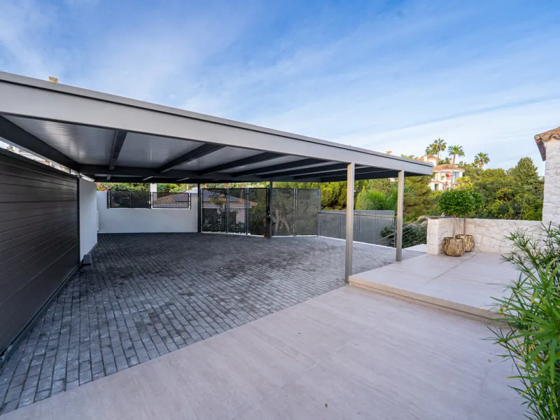 This incredible property is a fully renovated luxury family home in El Rosario, set on a 1,040 m² plot with 460 m² built. It offers four en-suite bedrooms including an exceptional master suite with a walk-in wardrobe. The master suite includes his and her