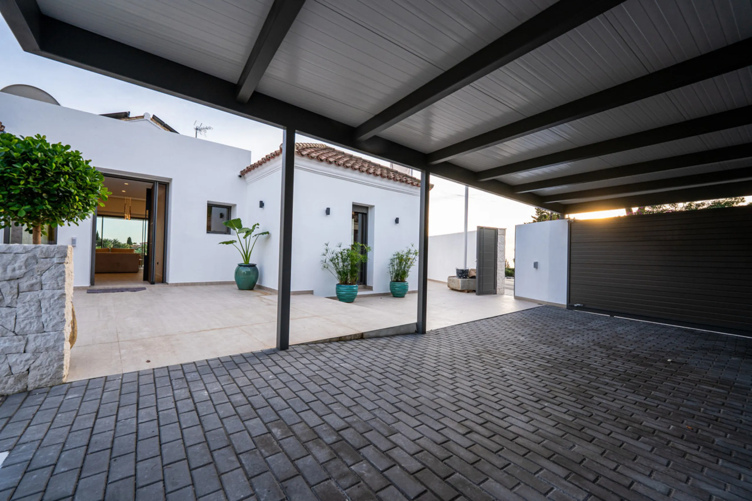This incredible property is a fully renovated luxury family home in El Rosario, set on a 1,040 m² plot with 460 m² built. It offers four en-suite bedrooms including an exceptional master suite with a walk-in wardrobe. The master suite includes his and her
