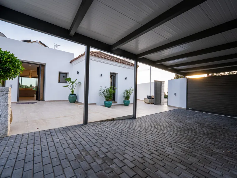 This incredible property is a fully renovated luxury family home in El Rosario, set on a 1,040 m² plot with 460 m² built. It offers four en-suite bedrooms including an exceptional master suite with a walk-in wardrobe. The master suite includes his and her