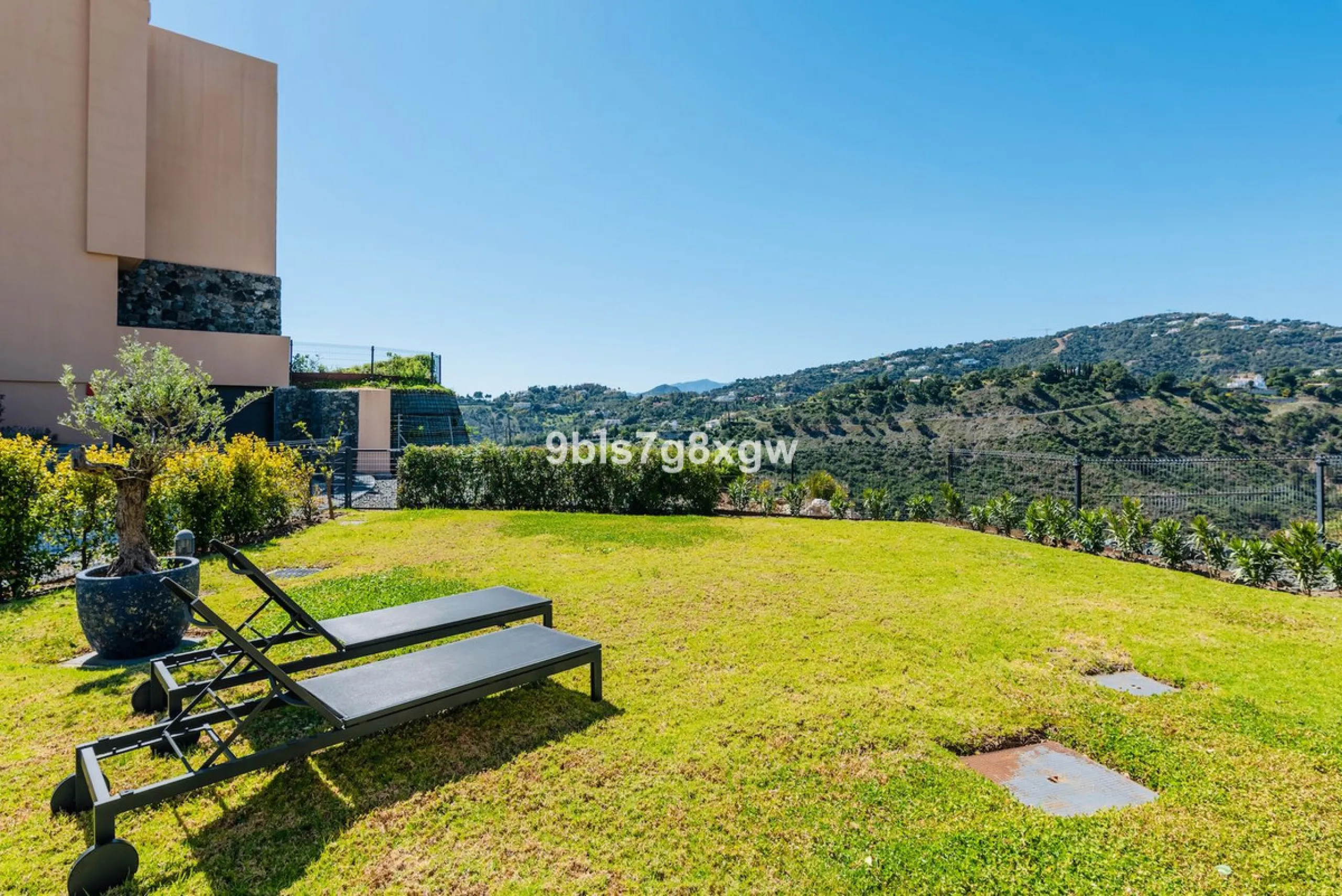 Apartment - Ground Floor Apartment в продаже в Benahavís, Málaga. В доме 3 спален и 3 ванных комнат. Площадь дома 135 м². Площадь участка 393 м²