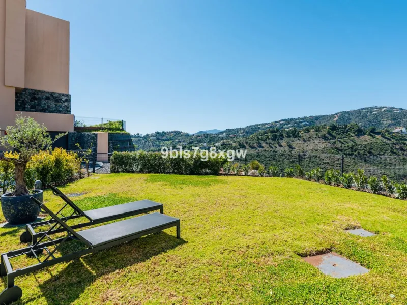 Apartment - Ground Floor Apartment в продаже в Benahavís, Málaga. В доме 3 спален и 3 ванных комнат. Площадь дома 135 м². Площадь участка 393 м²