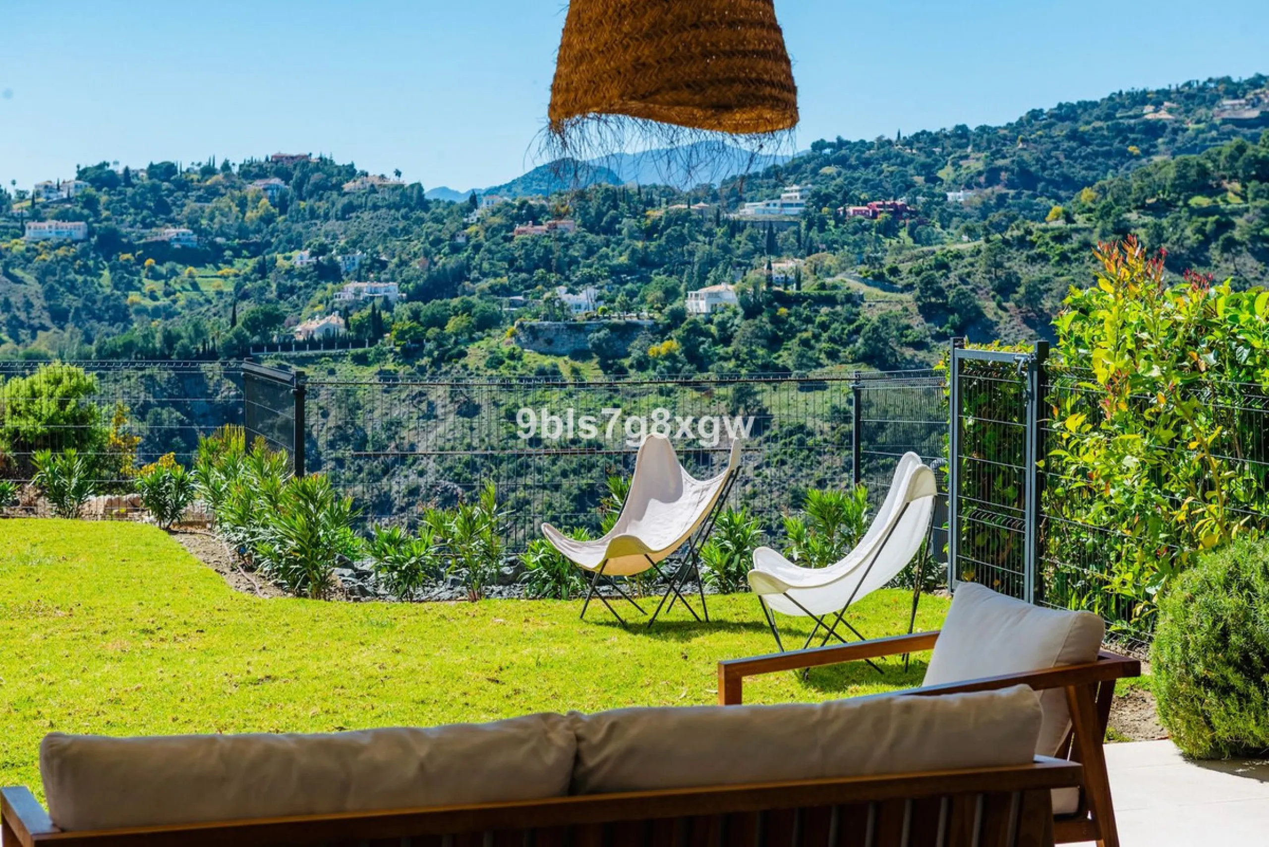 Apartment - Ground Floor Apartment в продаже в Benahavís, Málaga. В доме 3 спален и 3 ванных комнат. Площадь дома 135 м². Площадь участка 393 м²