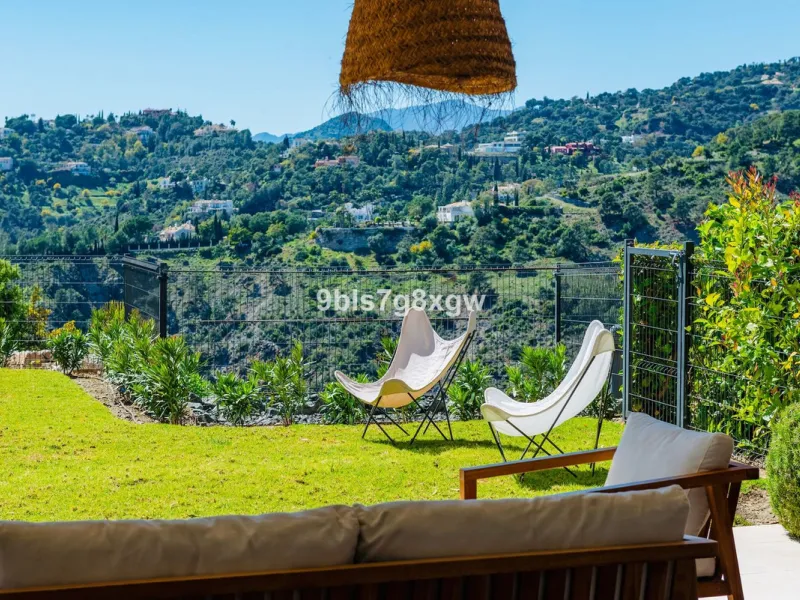 Apartment - Ground Floor Apartment в продаже в Benahavís, Málaga. В доме 3 спален и 3 ванных комнат. Площадь дома 135 м². Площадь участка 393 м²