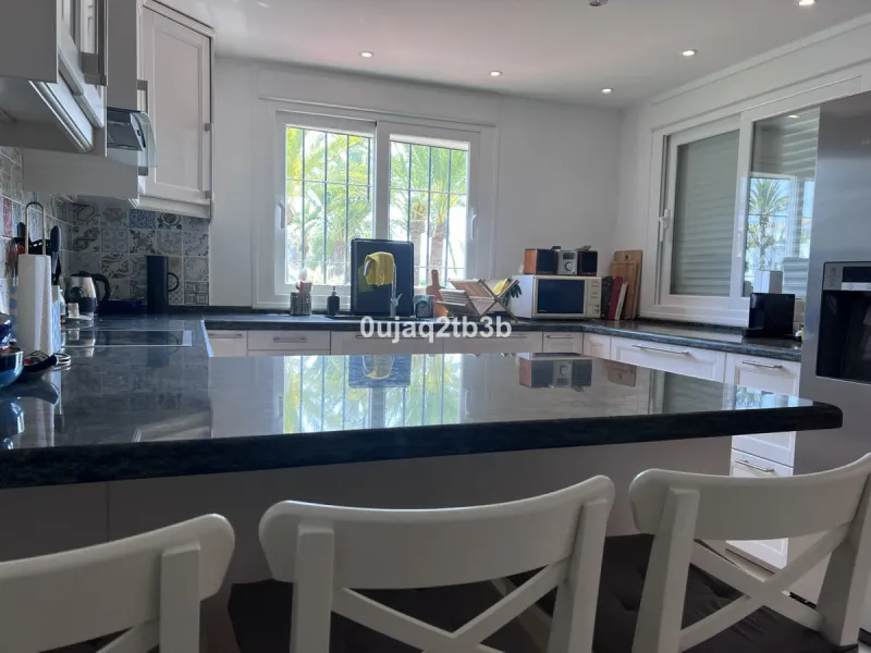 Apartment - Duplex в продаже в Marbella, Málaga. В доме 4 спален и 4 ванных комнат. Площадь дома 216 м²