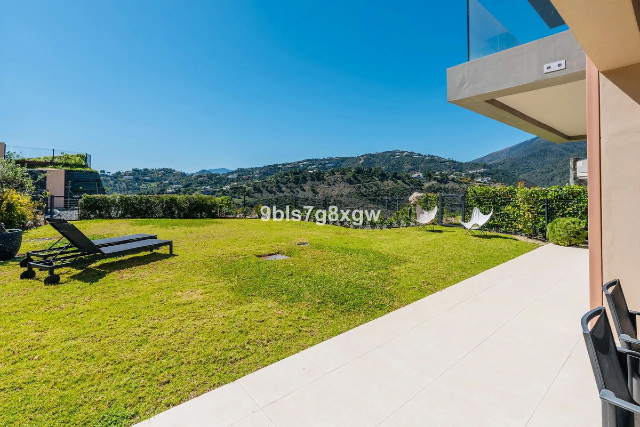 Apartment - Ground Floor Apartment в продаже в Benahavís, Málaga. В доме 3 спален и 3 ванных комнат. Площадь дома 135 м². Площадь участка 393 м²