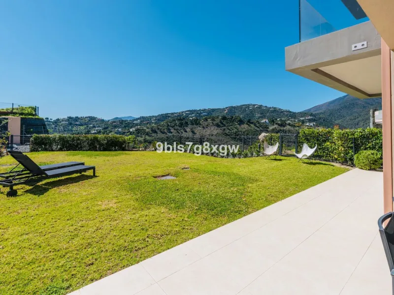 Apartment - Ground Floor Apartment в продаже в Benahavís, Málaga. В доме 3 спален и 3 ванных комнат. Площадь дома 135 м². Площадь участка 393 м²