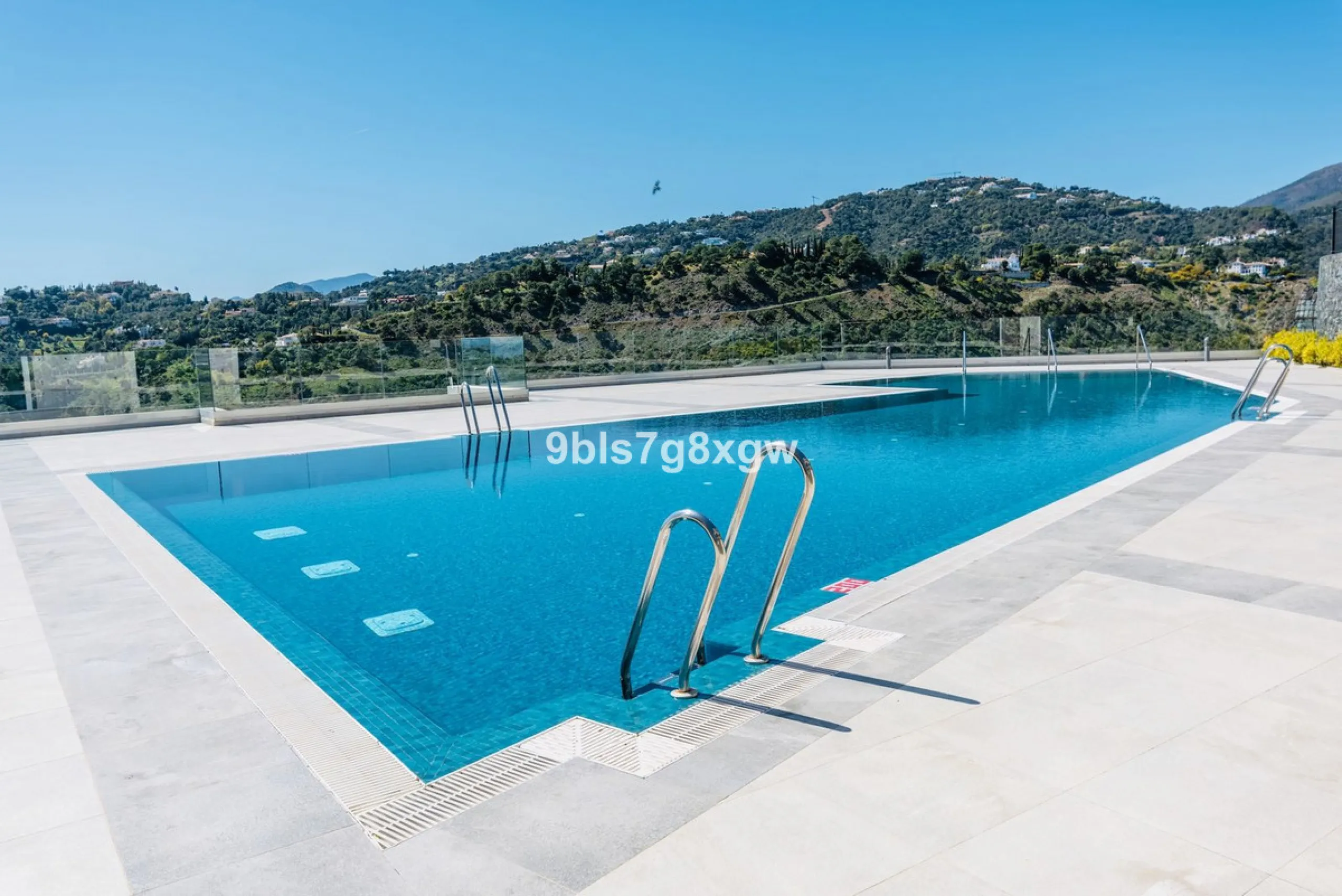 Apartment - Ground Floor Apartment в продаже в Benahavís, Málaga. В доме 3 спален и 3 ванных комнат. Площадь дома 135 м². Площадь участка 393 м²